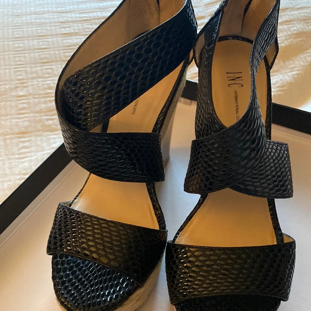 Sandals - Picture 1 of 8